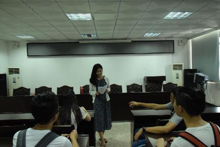 (图为组长阐述实践规范及活动开展要求)