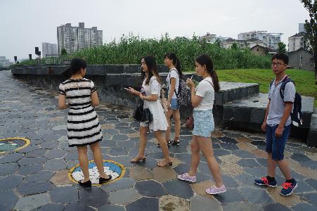 (组员在船码头认真听讲解人员讲解)